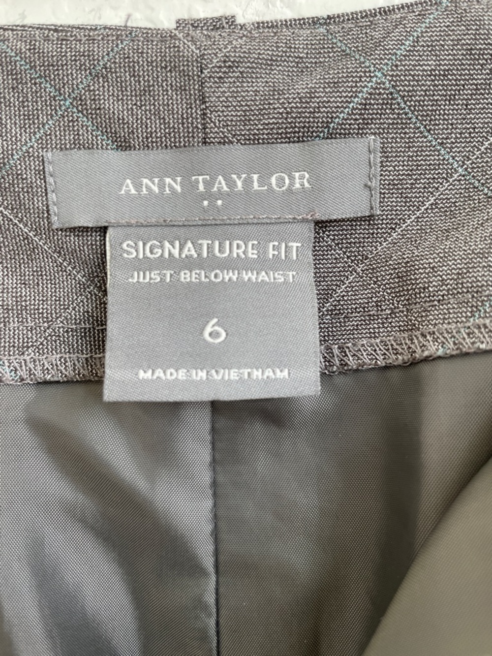 Ann Taylor Gray Pinstripe Wide-Leg Dress Pants • Size 6 - Picture 7 of 12
